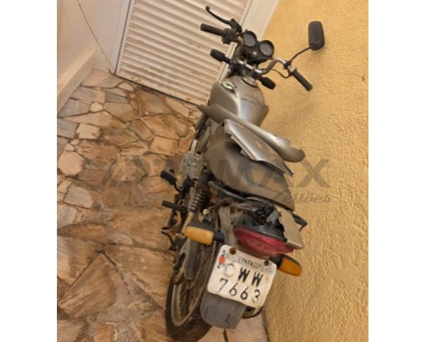 Foto de Moto Marca/Modelo HONDA/CG 125 TITAN KS, Placa CWW7663, Renavam 734969643, Chassi 9C2JC3010YR054687, Combustível Gasolina, Cor Prata, Ano de Fabricação/Modelo 2000/2000