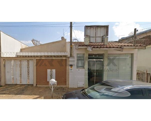 Foto de DIREITOS AQUISITIVOS sobre uma casa construída de tijolos, coberta de telhas, com seis cômodos, ladrilhada e cimentada, situada na Rua Braz Florenzano, 274, Monte Alto/SP.
