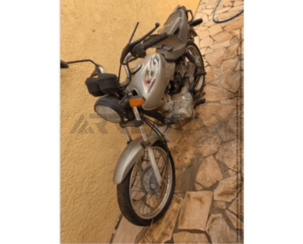 Foto de Moto Marca/Modelo HONDA/CG 125 TITAN KS, Placa CWW7663, Renavam 734969643, Chassi 9C2JC3010YR054687, Combustível Gasolina, Cor Prata, Ano de Fabricação/Modelo 2000/2000