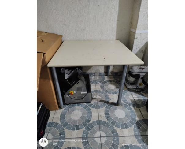 Foto de Lote-1) POLTRONA GIRATÓRIA TECIDO e MESA DE COPA-04 PESSOAS