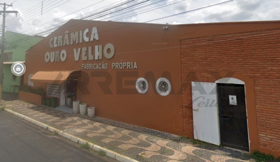 TERRENO, situado nesta cidade, com frente para a Avenida Prof. Henrique da Mota Fonseca Junior, fazendo esquina com a Rua Joaquim Miguel Pereira, formado pelos lotes designados como Lote “2” e Lote “3”, designado como “LOTE A” Prof. Henriqu, localizado em Porto Ferreira - SP