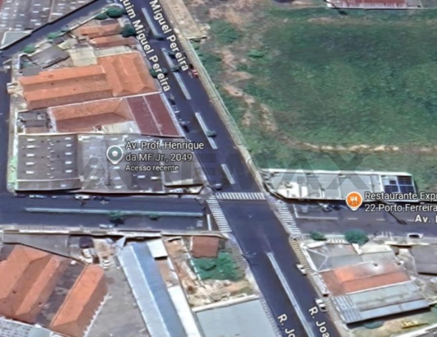 TERRENO, situado nesta cidade, com frente para a Avenida Prof. Henrique da Mota Fonseca Junior, fazendo esquina com a Rua Joaquim Miguel Pereira, formado pelos lotes designados como Lote “2” e Lote “3”, designado como “LOTE A” Prof. Henriqu, localizado em Porto Ferreira - SP
