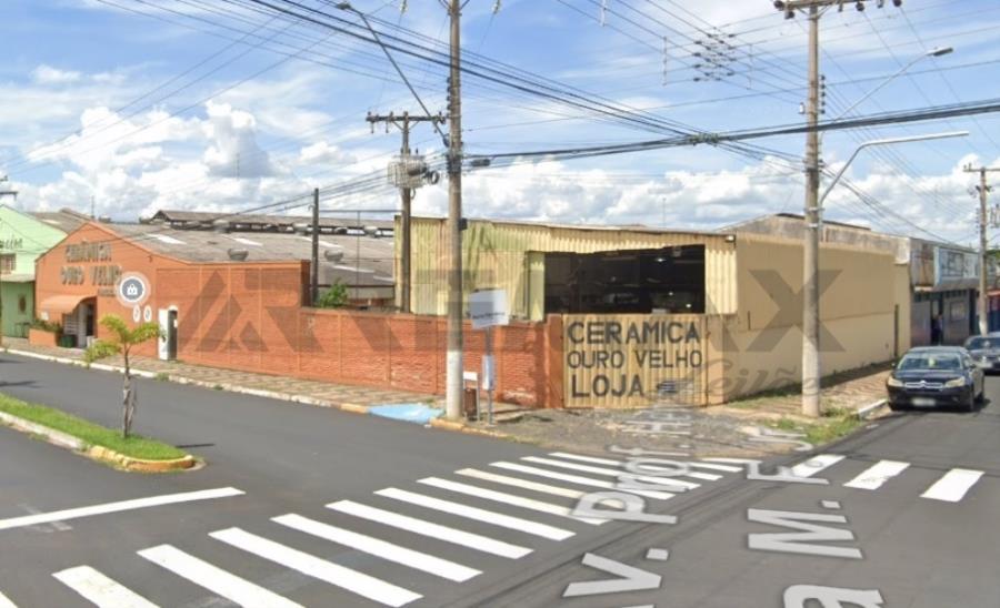 TERRENO, situado nesta cidade, com frente para a Avenida Prof. Henrique da Mota Fonseca Junior, fazendo esquina com a Rua Joaquim Miguel Pereira, formado pelos lotes designados como Lote “2” e Lote “3”, designado como “LOTE A” Prof. Henriqu, localizado em Porto Ferreira - SP