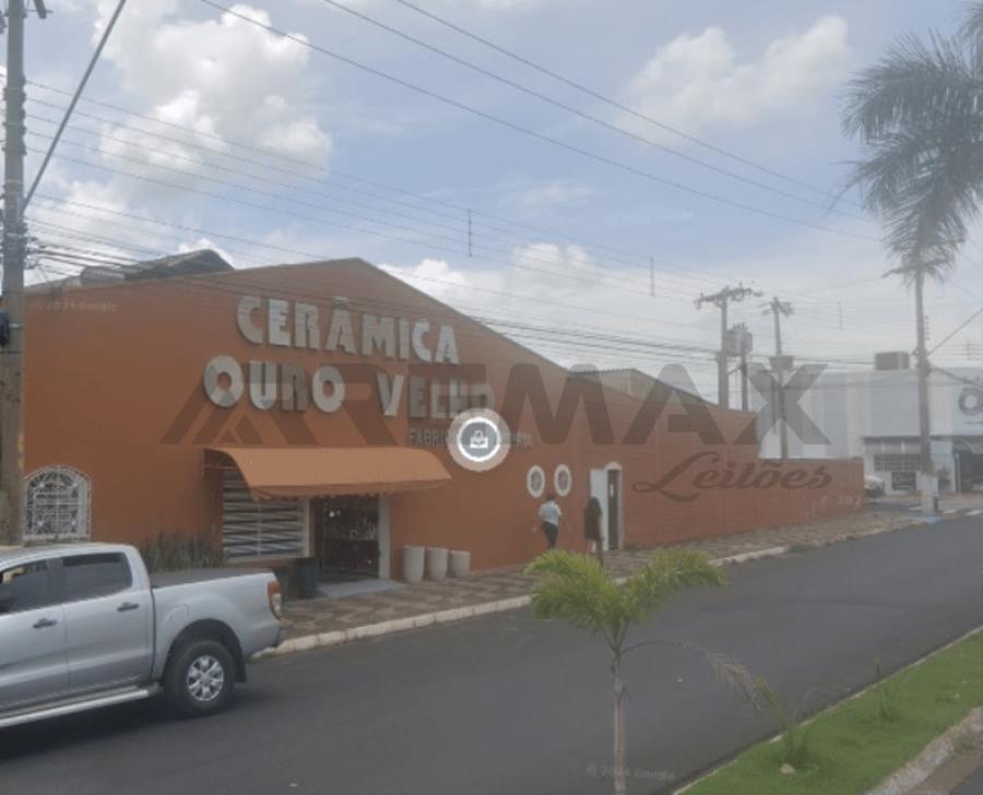 TERRENO, situado nesta cidade, com frente para a Avenida Prof. Henrique da Mota Fonseca Junior, fazendo esquina com a Rua Joaquim Miguel Pereira, formado pelos lotes designados como Lote “2” e Lote “3”, designado como “LOTE A” Prof. Henriqu, localizado em Porto Ferreira - SP